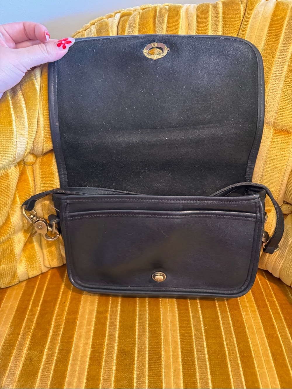 Coach Pocket Purse Classic Black Leather Crossbody with Turn-Lock Closure - Picture 3 of 7